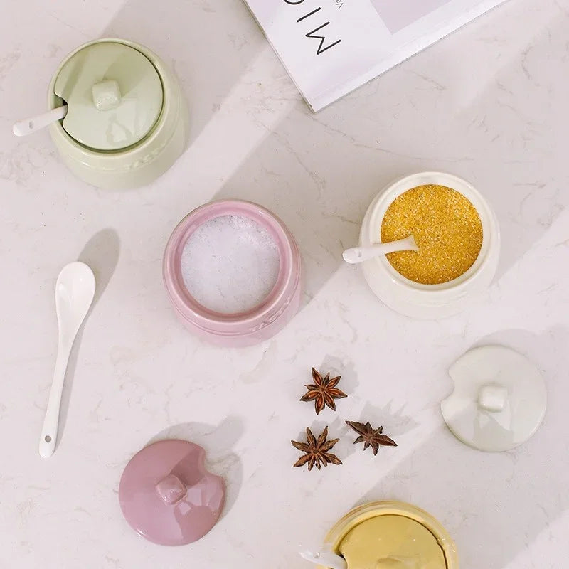 علبة توابل سيراميك مع ملعقة وغطاء 🍯