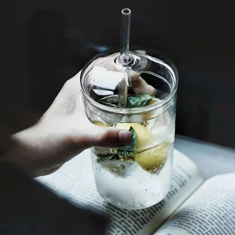كوب زجاجي بغطاء ومصاص