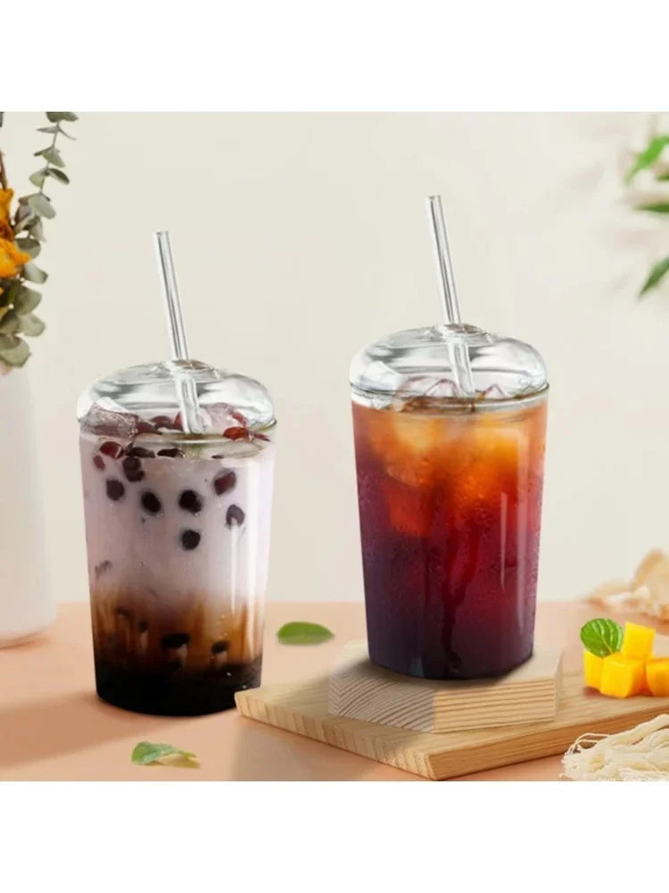 كوب زجاجي بغطاء ومصاص