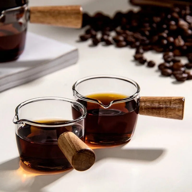 كوب القياس الزجاجي بمقبض خشبي