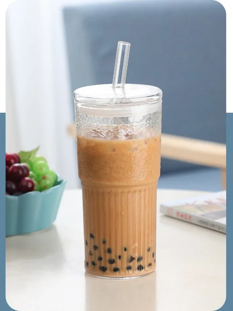 كوب زجاجي بغطاء ومصاص