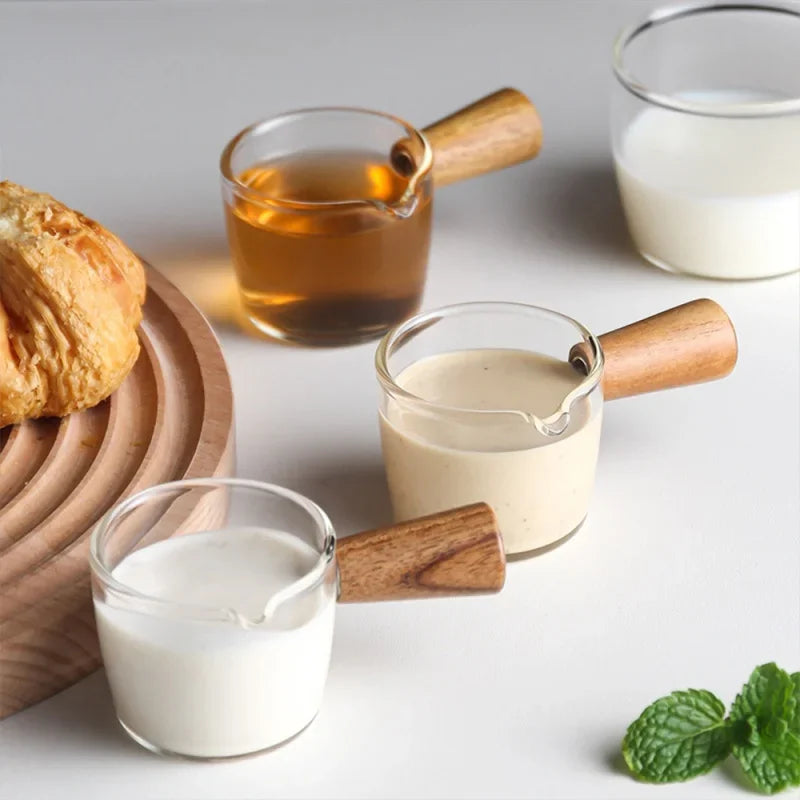 كوب القياس الزجاجي بمقبض خشبي