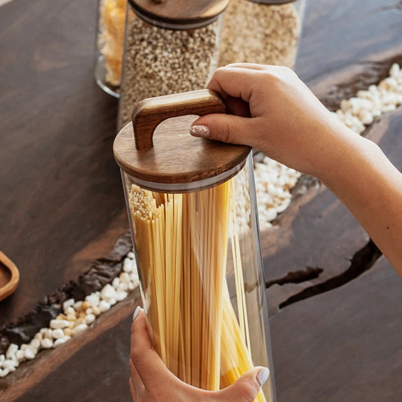 برطمان زجاجي بغطاء خشبي محكم