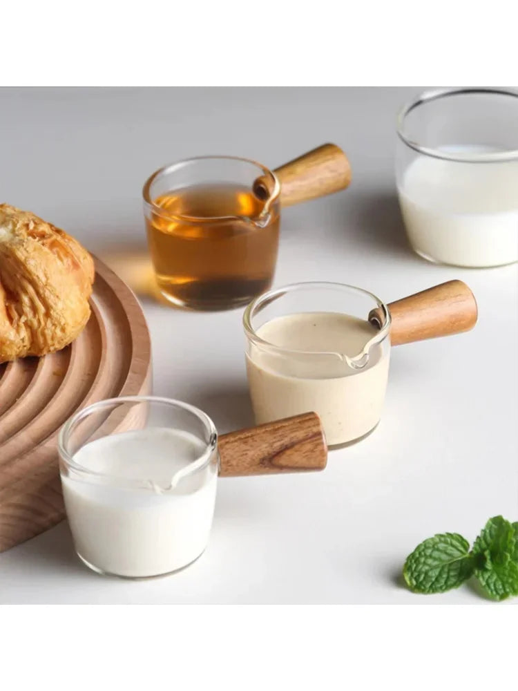 كوب القياس الزجاجي بمقبض خشبي