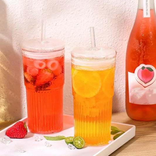 كوب زجاجي بغطاء ومصاص
