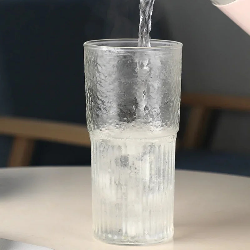 كوب زجاجي بغطاء ومصاص