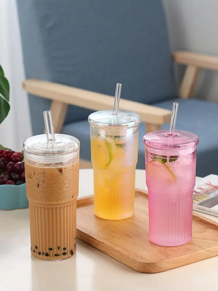 كوب زجاجي بغطاء ومصاص