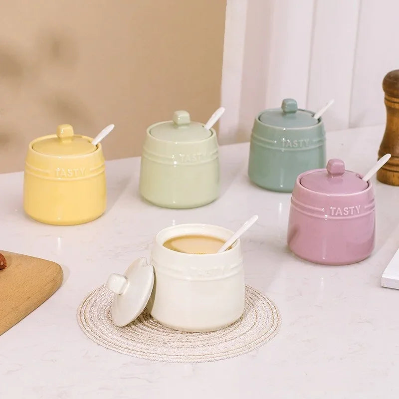 علبة توابل سيراميك مع ملعقة وغطاء 🍯