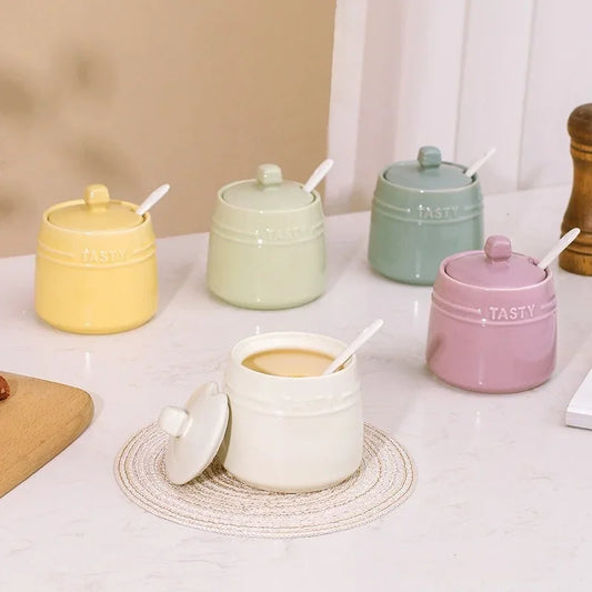 علبة توابل سيراميك مع ملعقة وغطاء 🍯