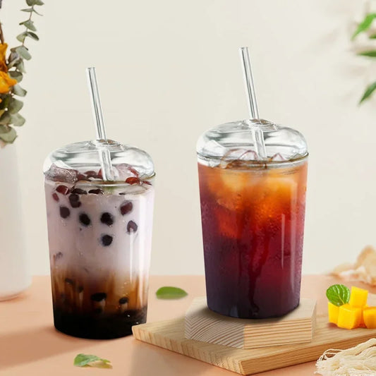 كوب زجاجي بغطاء ومصاص