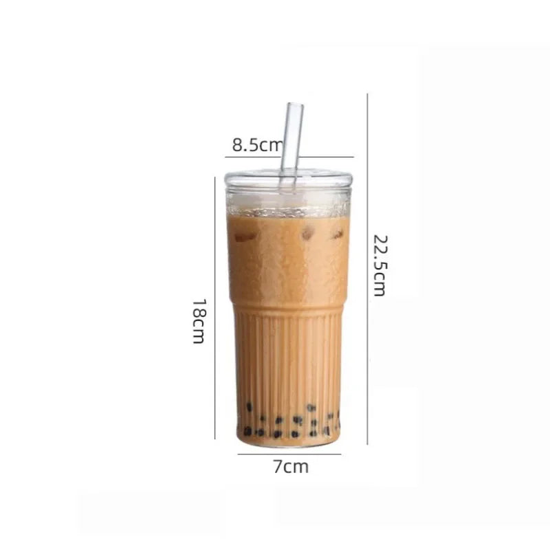 كوب زجاجي بغطاء ومصاص