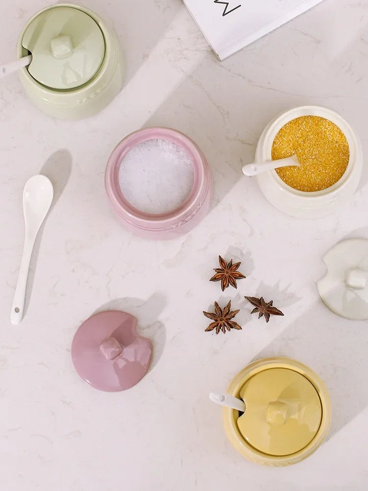 علبة توابل سيراميك مع ملعقة وغطاء 🍯