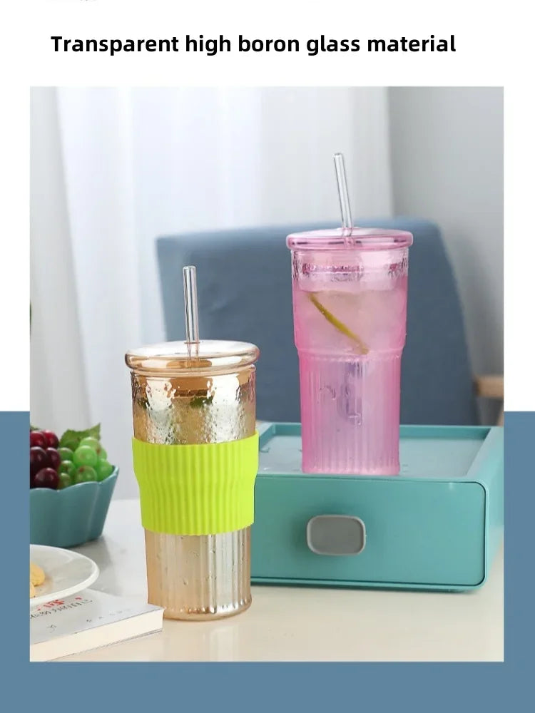 كوب زجاجي بغطاء ومصاص