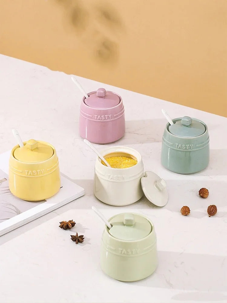 علبة توابل سيراميك مع ملعقة وغطاء 🍯