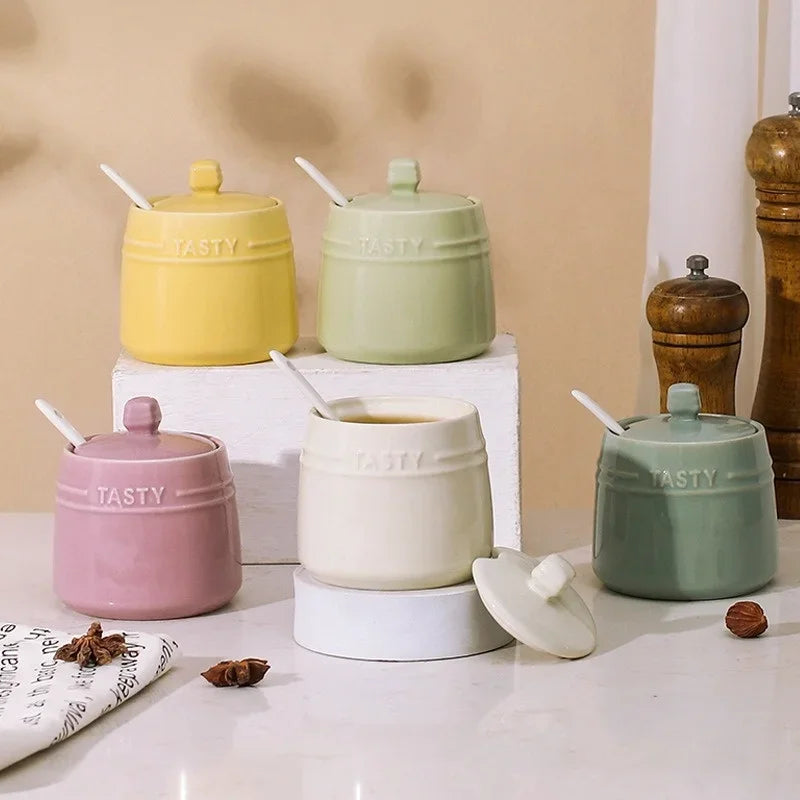 علبة توابل سيراميك مع ملعقة وغطاء 🍯